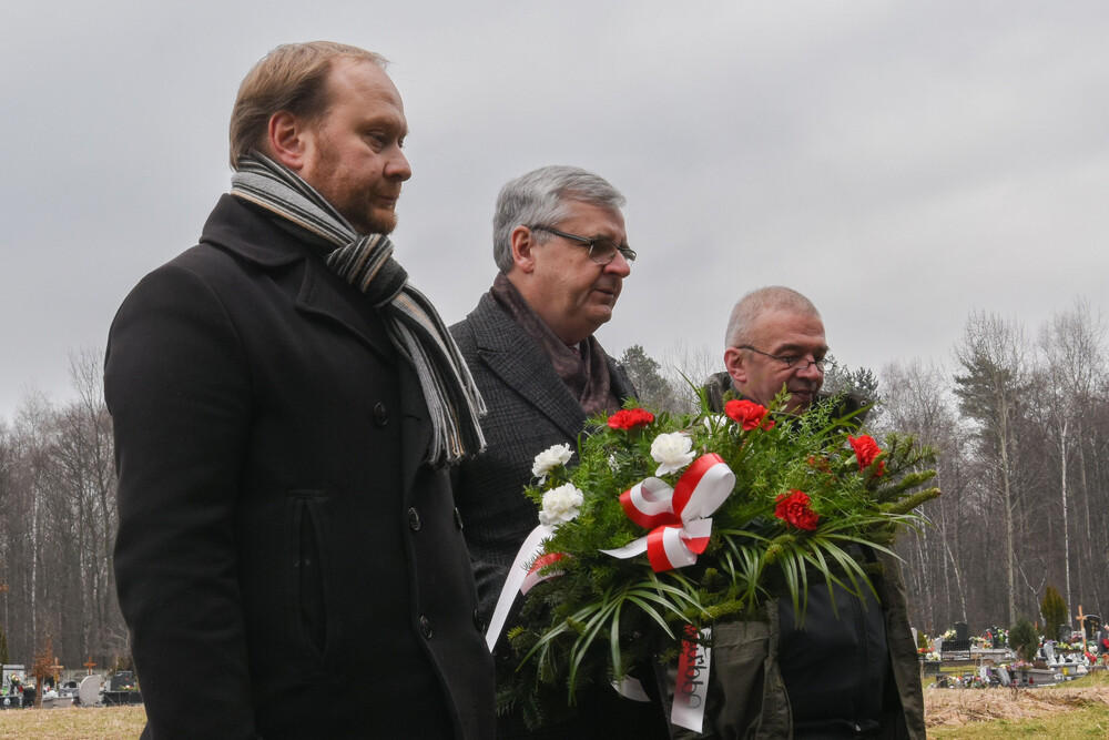 Katowicki IPN upamiętnił żołnierzy Armii Krajowej spoczywających na cmentarzu w Katowicach. Fot. Krzysztof Łojko/IPN