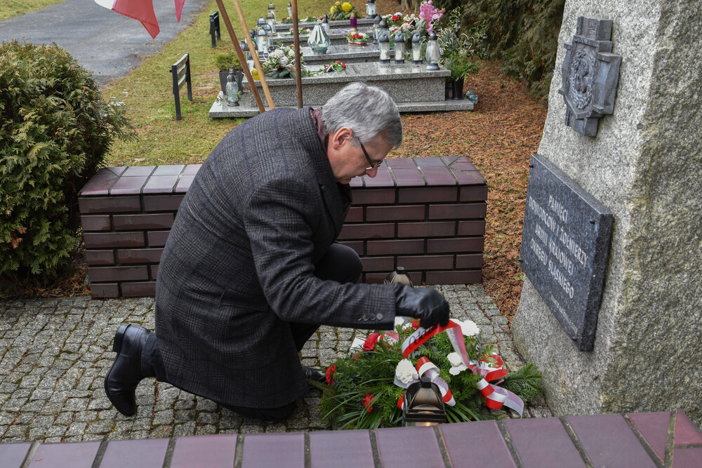 Katowicki IPN upamiętnił żołnierzy Armii Krajowej spoczywających na cmentarzu w Katowicach. Fot. Krzysztof Łojko/IPN