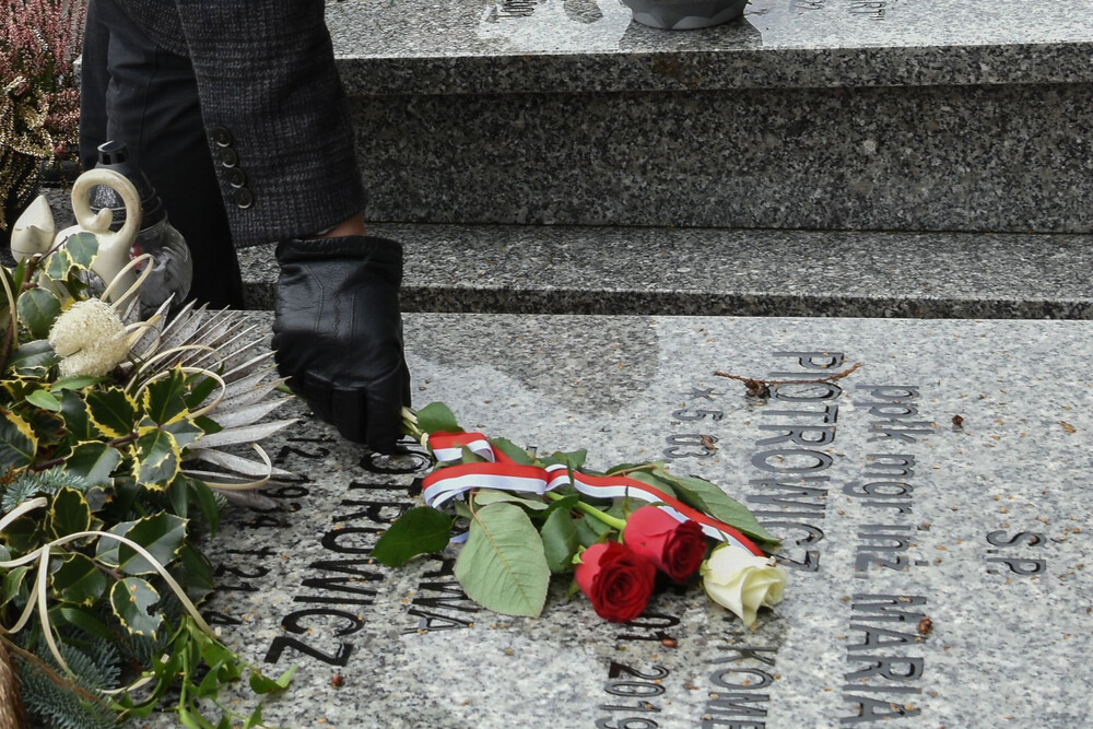 Katowicki IPN upamiętnił żołnierzy Armii Krajowej spoczywających na cmentarzu w Katowicach. Fot. Krzysztof Łojko/IPN