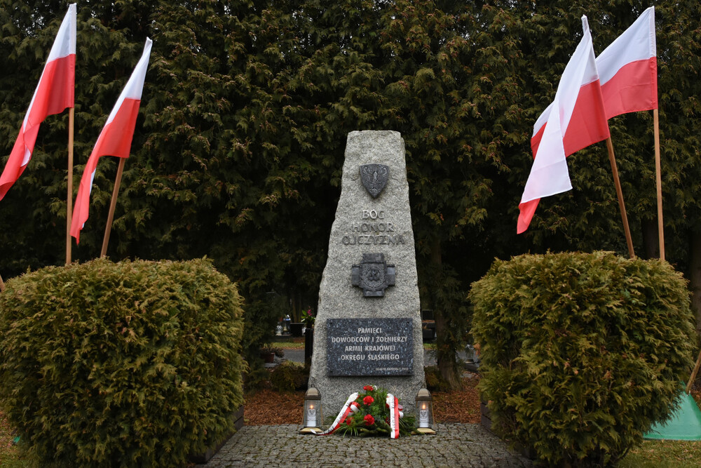 Katowicki IPN upamiętnił żołnierzy Armii Krajowej spoczywających na cmentarzu w Katowicach. Fot. Krzysztof Łojko/IPN