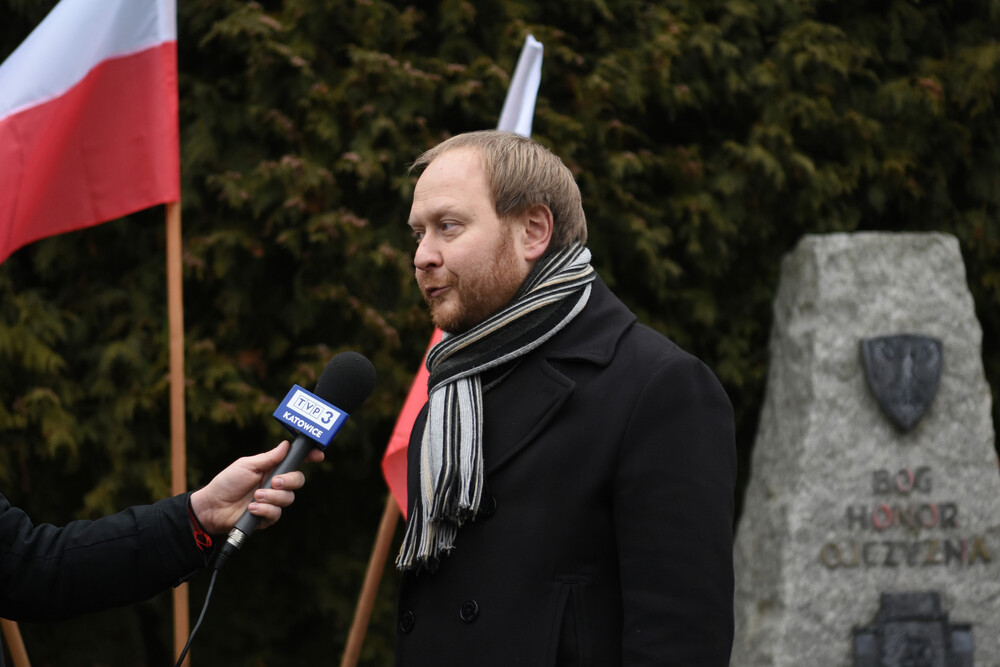 Katowicki IPN upamiętnił żołnierzy Armii Krajowej spoczywających na cmentarzu w Katowicach. Fot. Krzysztof Łojko/IPN