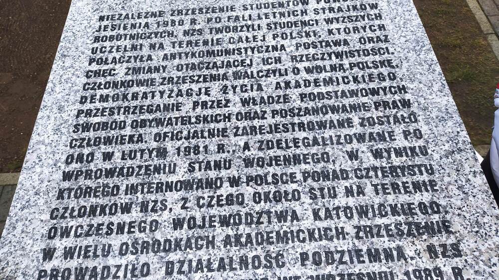 Odsłonięto kamień upamiętniający Niezależne Zrzeszenie Studentów w Katowicach. Fot. Monika Kobylańska/IPN