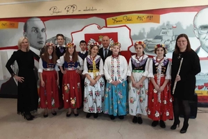 Uczennice szkoły w strojach górnośląskich. Fot.: Maria Wylężek. SP nr 1 w Świętochłowicach