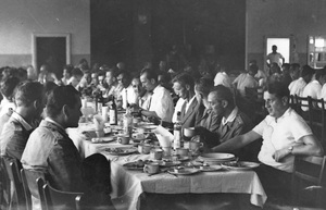 Uroczysty obiad na zakończenie dziewięciomiesięcznego szkolenia w WOSMO, początek lat 60-tych XX w. Fot.: Archiwum OIPN Katowice.