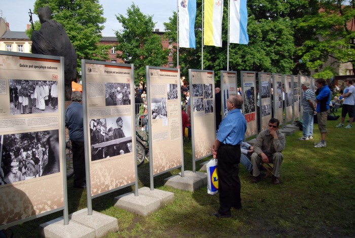 Wystawa „Górnośląski azyl. Pielgrzymki stanowe do Piekar Śląskich w materiałach Służby Bezpieczeństwa” była prezentowana w Piekarach Śl. w 2010 r.