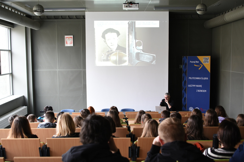 Ostatnie spotkanie w ramach projektu edukacyjnego "Łączka i inne miejsca poszukiwań" - zajęciach edukacyjnych w terenie. 21 marca 2023 r. - Gliwice. Fot.: IPN / Krzysztof Łojko