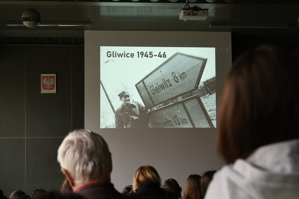 Ostatnie spotkanie w ramach projektu edukacyjnego "Łączka i inne miejsca poszukiwań" - zajęciach edukacyjnych w terenie. 21 marca 2023 r. - Gliwice. Fot.: IPN / Krzysztof Łojko