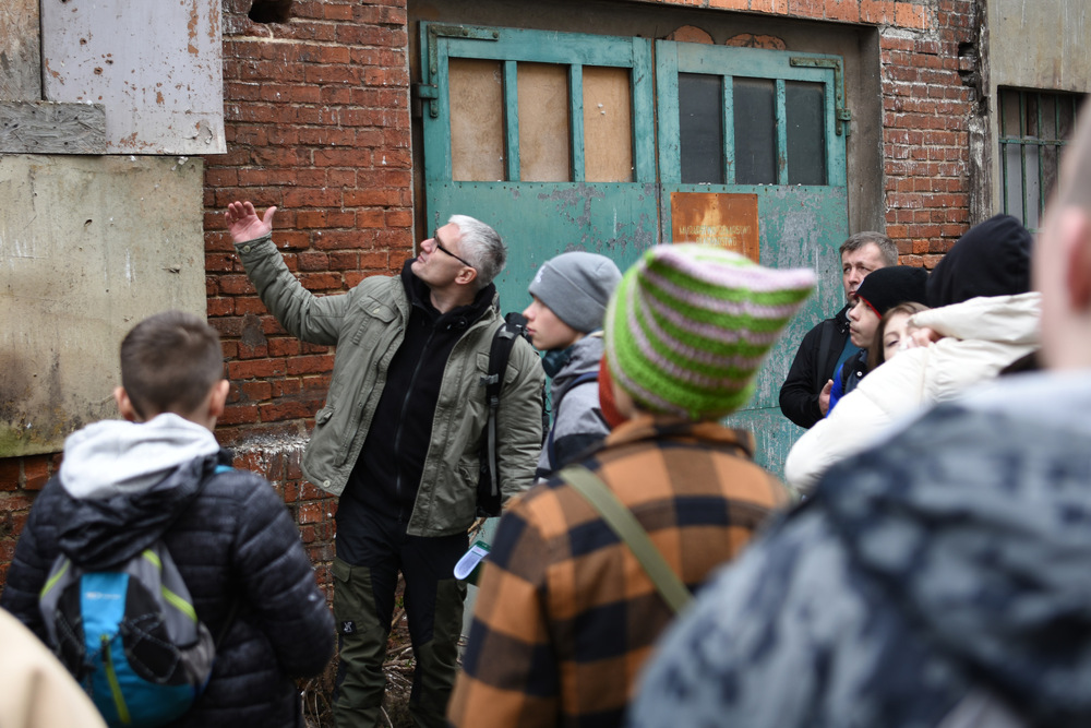 Ostatnie spotkanie w ramach projektu edukacyjnego "Łączka i inne miejsca poszukiwań" - zajęciach edukacyjnych w terenie. 21 marca 2023 r. - Gliwice. Fot.: IPN / Krzysztof Łojko