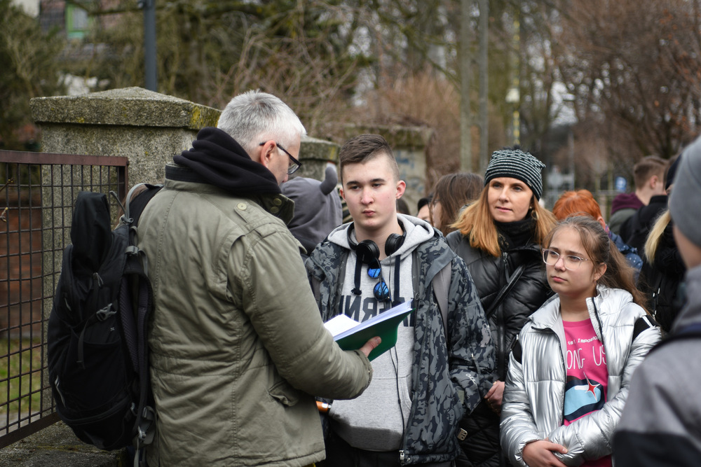 Ostatnie spotkanie w ramach projektu edukacyjnego "Łączka i inne miejsca poszukiwań" - zajęciach edukacyjnych w terenie. 21 marca 2023 r. - Gliwice. Fot.: IPN / Krzysztof Łojko