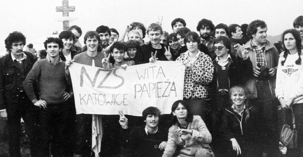 Studenci śląskich uczelni podczas wizyty Jana Pawła II w Katowicach-Muchowcu w 1983 r. Fot. Stowarzyszenie Pokolenie