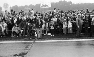 W oczekiwaniu na przyjazd papieża Jana Pawła II na lotnisku w Katowicach-Muchowcu, 20 czerwca 1983 r. (IPN Ka 030/177, t. 3).