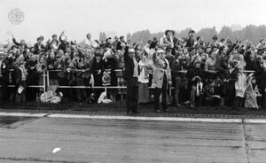 Wierni pozdrawiają papieża Jana Pawła II na lotnisku w Katowicach-Muchowcu, 20 czerwca 1983 r. (IPN Ka 030/177, t. 3).