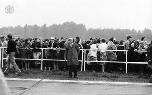 W oczekiwaniu na przyjazd papieża Jana Pawła II na lotnisku w Katowicach-Muchowcu, 20 czerwca 1983 r. (IPN Ka 030/177, t. 3).