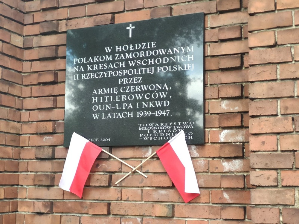 Tablica upamiętniająca Polaków zamordowanych na Kresach Wschodnich II Rzeczypospolitej Polskiej przez Armię Czerwoną, hitlerowców, OUN – UPA i NKWD w latach 1939-1947 znajduje się w Katowicach, na cmentarzu przy ul. Sienkiewicza.