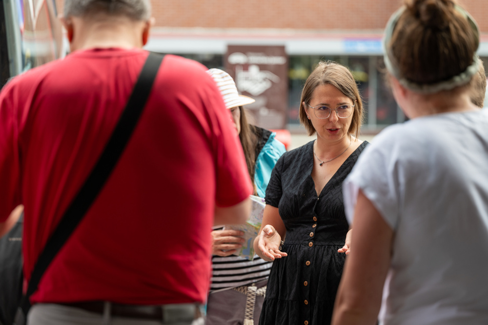 Uczestnicy XVII Polonijnych Spotkań z Historia Najnowszą podczas zwiedzania Nikiszowca. Fot. Krzysztof Łojko/IPN