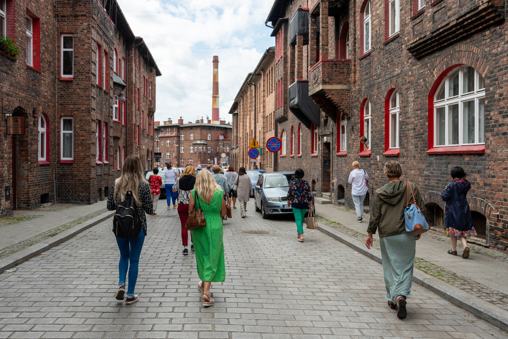 Uczestnicy XVII Polonijnych Spotkań z Historia Najnowszą podczas zwiedzania Nikiszowca. Fot. Krzysztof Łojko/IPN