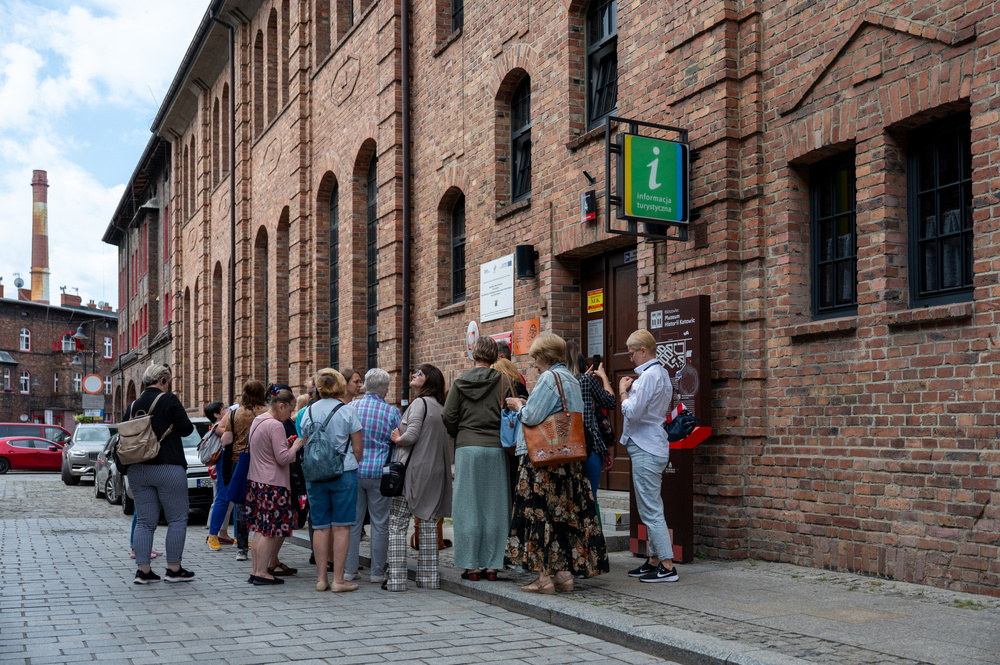 Uczestnicy XVII Polonijnych Spotkań z Historia Najnowszą podczas zwiedzania Nikiszowca. Fot. Krzysztof Łojko/IPN