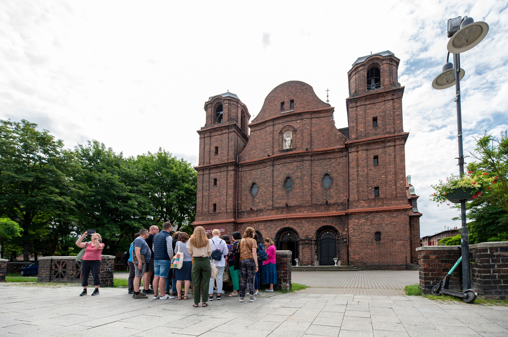 Uczestnicy XVII Polonijnych Spotkań z Historia Najnowszą podczas zwiedzania Nikiszowca. Fot. Krzysztof Łojko/IPN