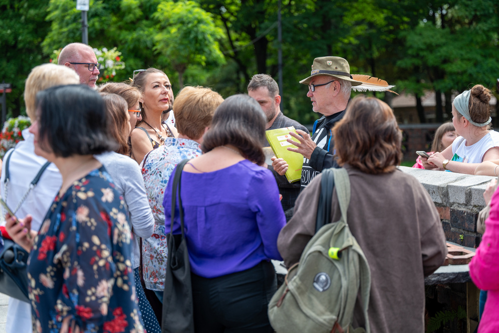 Uczestnicy XVII Polonijnych Spotkań z Historia Najnowszą podczas zwiedzania Nikiszowca. Fot. Krzysztof Łojko/IPN