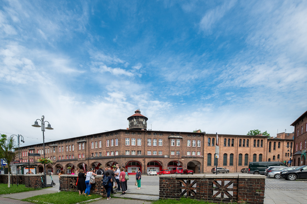 Uczestnicy XVII Polonijnych Spotkań z Historia Najnowszą podczas zwiedzania Nikiszowca. Fot. Krzysztof Łojko/IPN