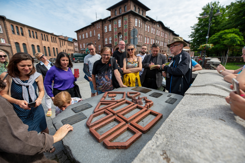 Uczestnicy XVII Polonijnych Spotkań z Historia Najnowszą podczas zwiedzania Nikiszowca. Fot. Krzysztof Łojko/IPN