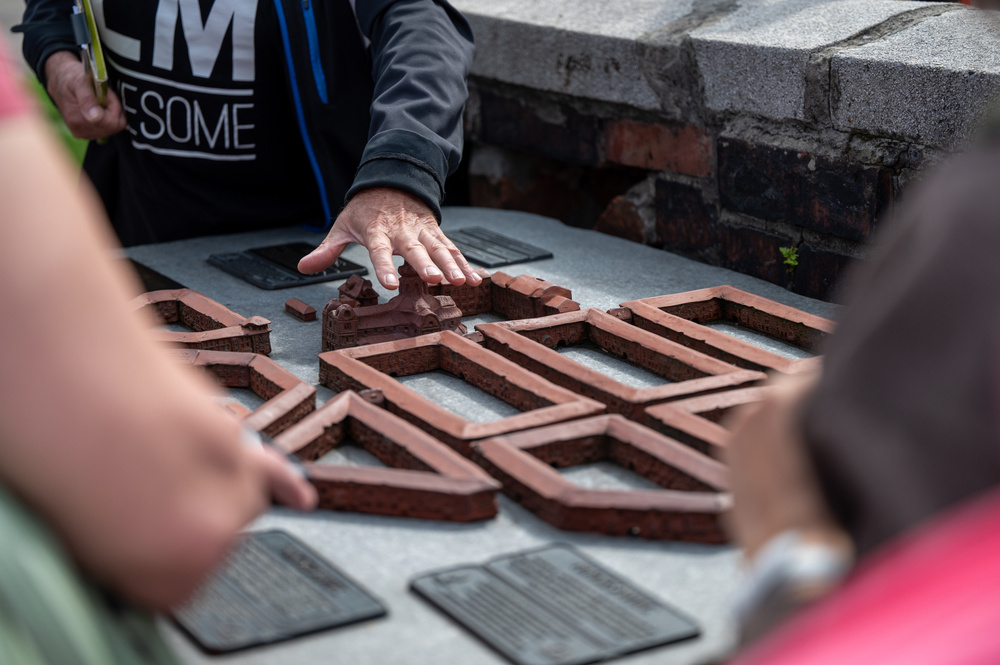 Uczestnicy XVII Polonijnych Spotkań z Historia Najnowszą podczas zwiedzania Nikiszowca. Fot. Krzysztof Łojko/IPN
