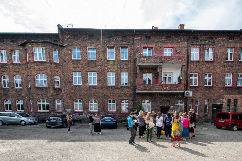 Uczestnicy XVII Polonijnych Spotkań z Historia Najnowszą podczas zwiedzania Nikiszowca. Fot. Krzysztof Łojko/IPN