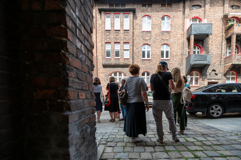 Uczestnicy XVII Polonijnych Spotkań z Historia Najnowszą podczas zwiedzania Nikiszowca. Fot. Krzysztof Łojko/IPN