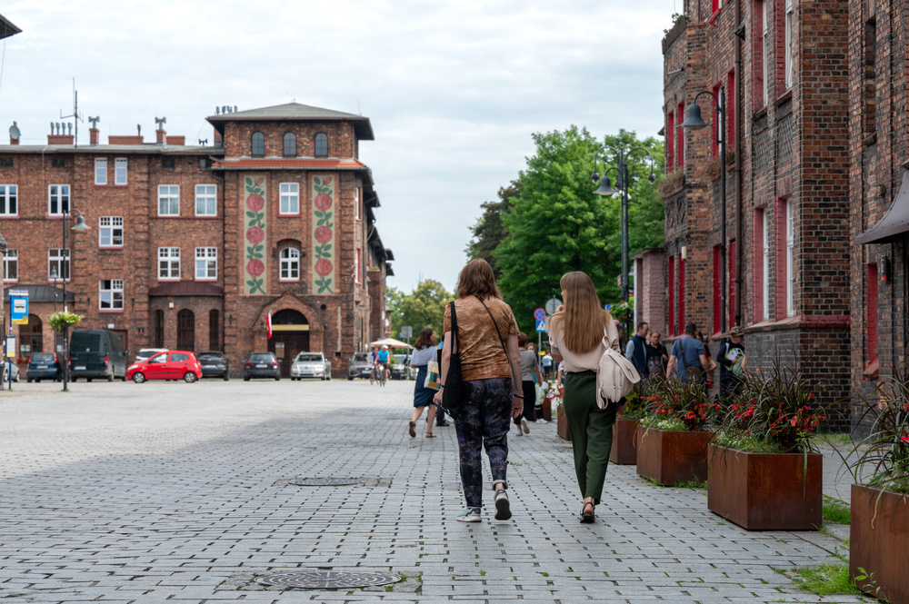 Uczestnicy XVII Polonijnych Spotkań z Historia Najnowszą podczas zwiedzania Nikiszowca. Fot. Krzysztof Łojko/IPN