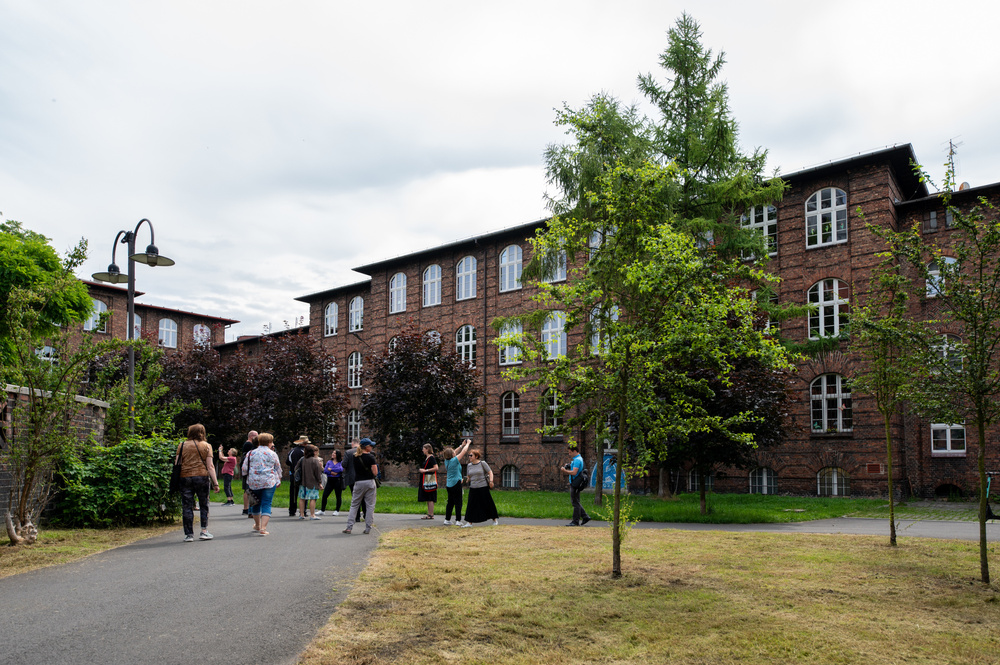 Uczestnicy XVII Polonijnych Spotkań z Historia Najnowszą podczas zwiedzania Nikiszowca. Fot. Krzysztof Łojko/IPN