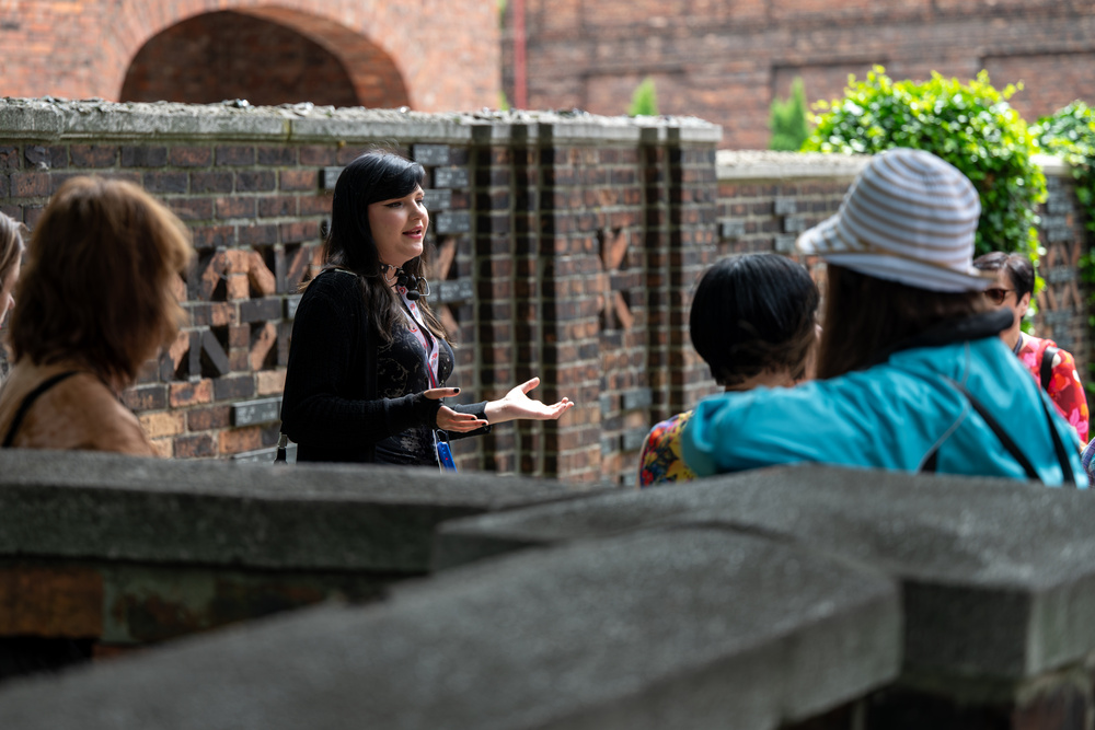 Uczestnicy XVII Polonijnych Spotkań z Historia Najnowszą podczas zwiedzania Nikiszowca. Fot. Krzysztof Łojko/IPN