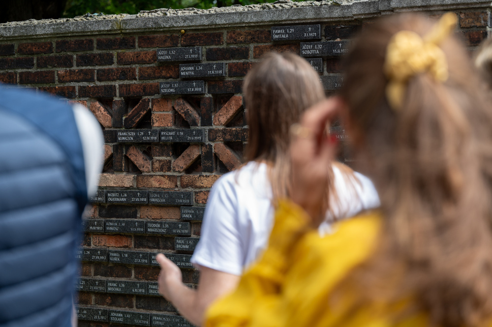 Uczestnicy XVII Polonijnych Spotkań z Historia Najnowszą podczas zwiedzania Nikiszowca. Fot. Krzysztof Łojko/IPN