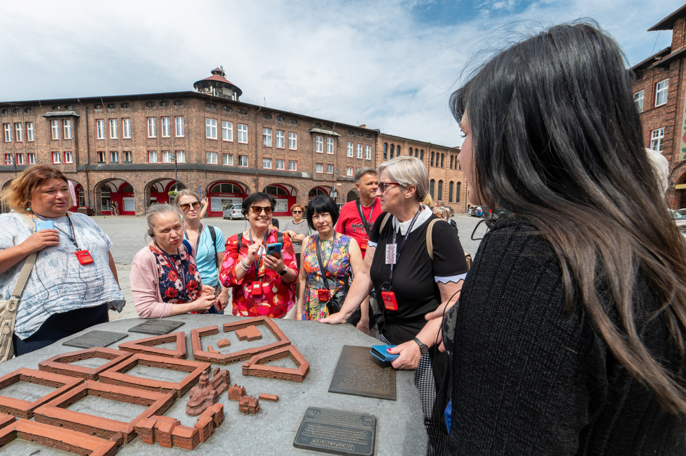 Uczestnicy XVII Polonijnych Spotkań z Historia Najnowszą podczas zwiedzania Nikiszowca. Fot. Krzysztof Łojko/IPN