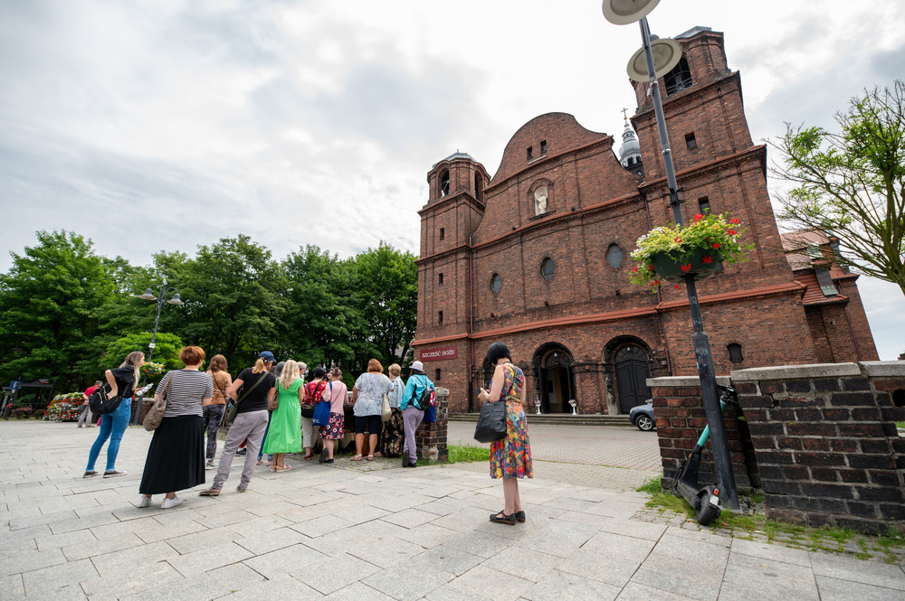 Uczestnicy XVII Polonijnych Spotkań z Historia Najnowszą podczas zwiedzania Nikiszowca. Fot. Krzysztof Łojko/IPN