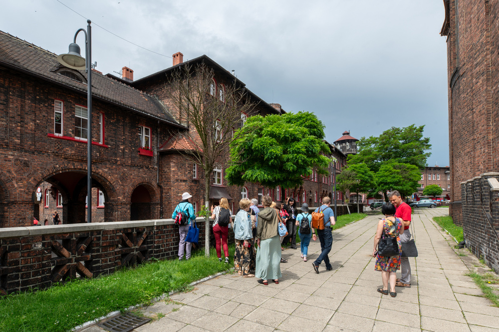 Uczestnicy XVII Polonijnych Spotkań z Historia Najnowszą podczas zwiedzania Nikiszowca. Fot. Krzysztof Łojko/IPN