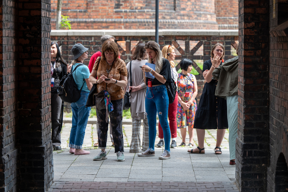 Uczestnicy XVII Polonijnych Spotkań z Historia Najnowszą podczas zwiedzania Nikiszowca. Fot. Krzysztof Łojko/IPN