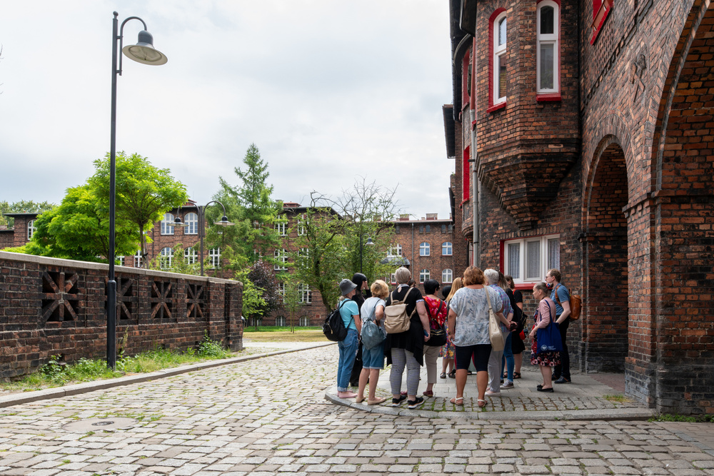 Uczestnicy XVII Polonijnych Spotkań z Historia Najnowszą podczas zwiedzania Nikiszowca. Fot. Krzysztof Łojko/IPN