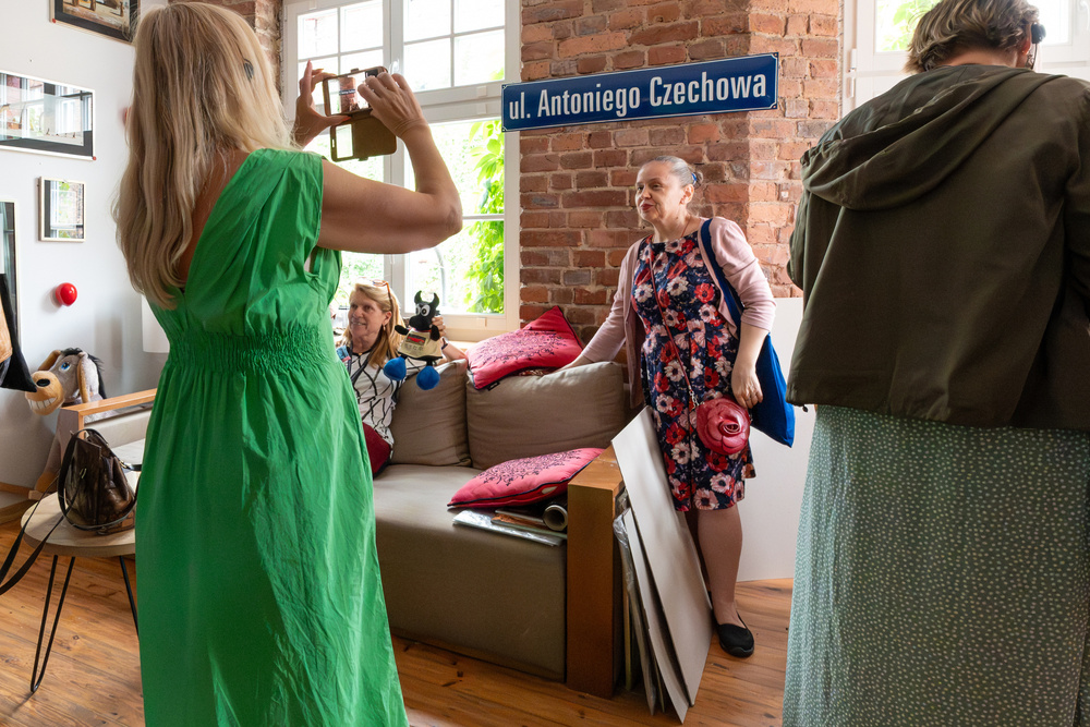 Uczestnicy XVII Polonijnych Spotkań z Historia Najnowszą podczas zwiedzania Nikiszowca. Fot. Krzysztof Łojko/IPN