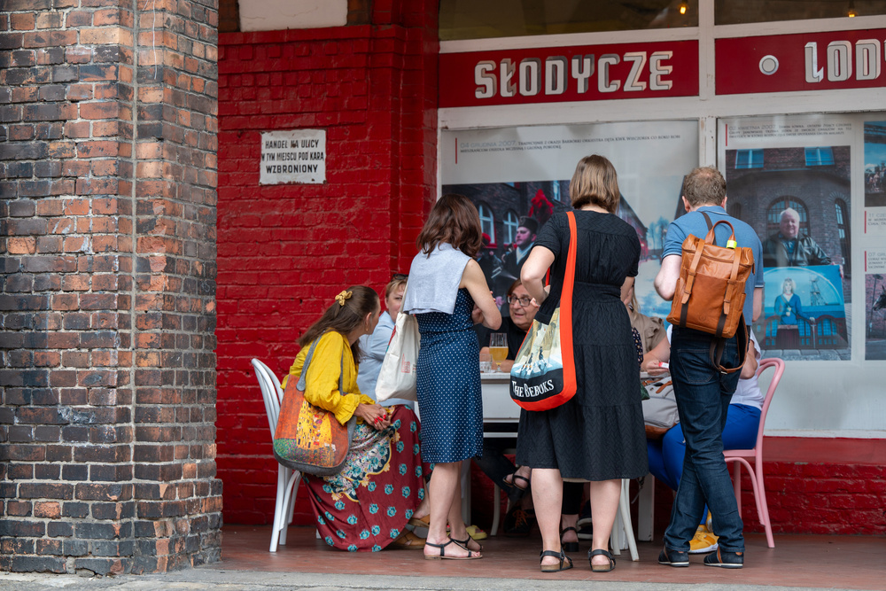 Uczestnicy XVII Polonijnych Spotkań z Historia Najnowszą podczas zwiedzania Nikiszowca. Fot. Krzysztof Łojko/IPN