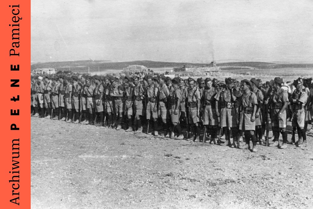 Przygotowania żołnierzy do defilady w Latrun w dniu 15 sierpnia 1940 r.