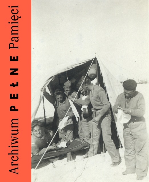 Wręczanie upominków żołnierzom z okazji Świąt Bożego Narodzenia w Aleksandrii w dniu 23 grudnia 1940 r.
