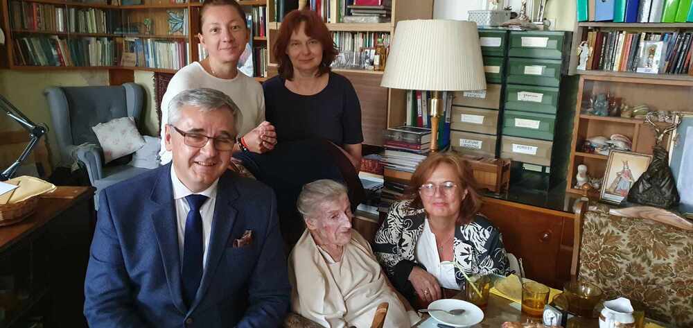 Od lewej – w pierwszym rzędzie: dr Andrzej Sznajder, dr Wanda Półtawska, Maria Lorens, w drugim rzędzie: Ewelina Małachowska, Ewa Ablewicz, zastępca dyrektora redaktora naczelnego Polskiego Radia.