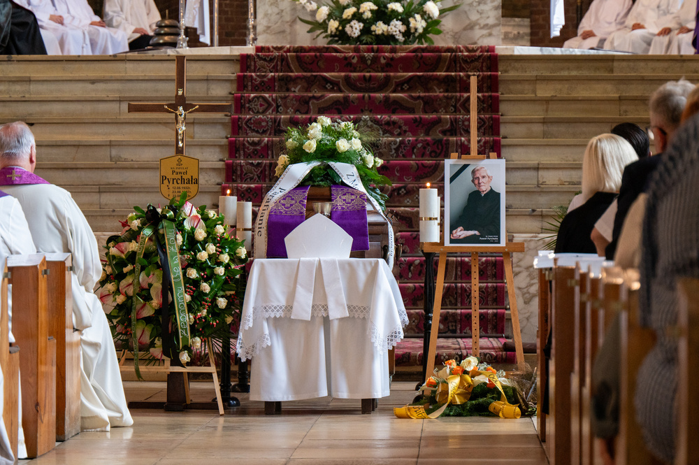 Uroczysty pogrzeb zmarłego księdza infułata Pawła Pyrchały - Zabrze, 26 sierpnia 2023 r. Fot.: IPN K. Łojko