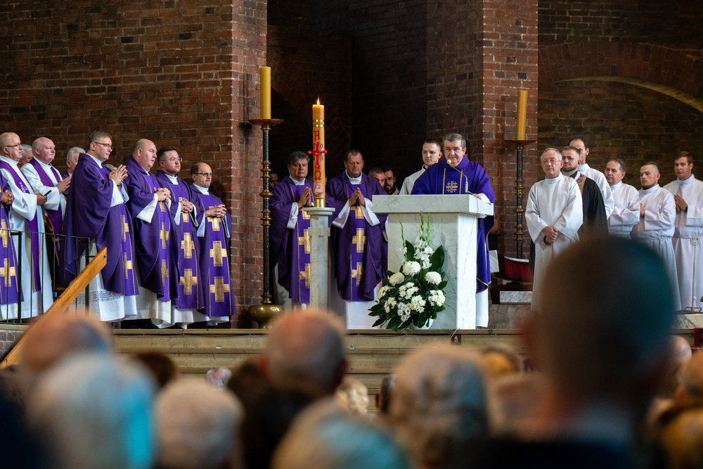 Uroczysty pogrzeb zmarłego księdza infułata Pawła Pyrchały - Zabrze, 26 sierpnia 2023 r. Fot.: IPN K. Łojko