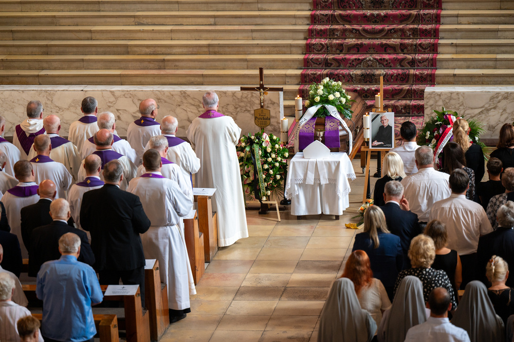 Uroczysty pogrzeb zmarłego księdza infułata Pawła Pyrchały - Zabrze, 26 sierpnia 2023 r. Fot.: IPN K. Łojko