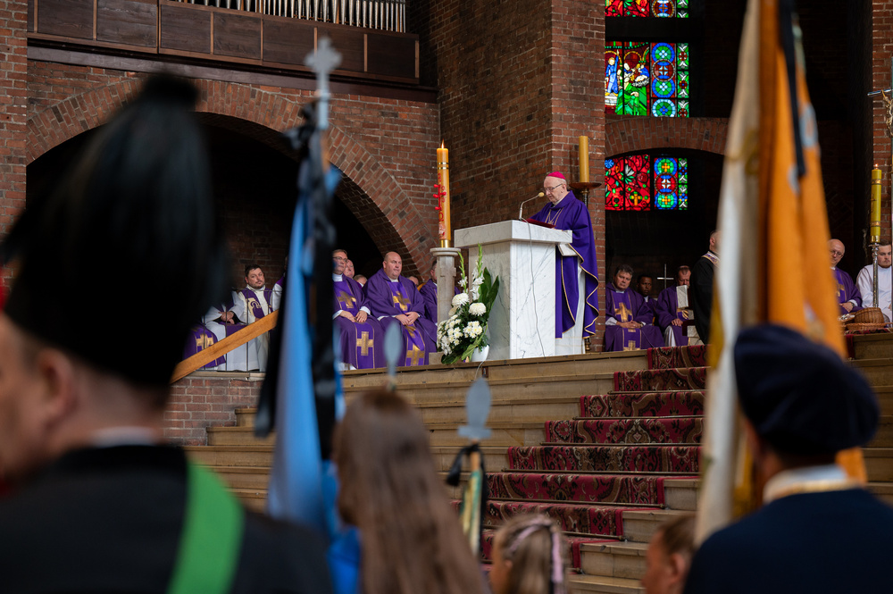 Uroczysty pogrzeb zmarłego księdza infułata Pawła Pyrchały - Zabrze, 26 sierpnia 2023 r. Fot.: IPN K. Łojko