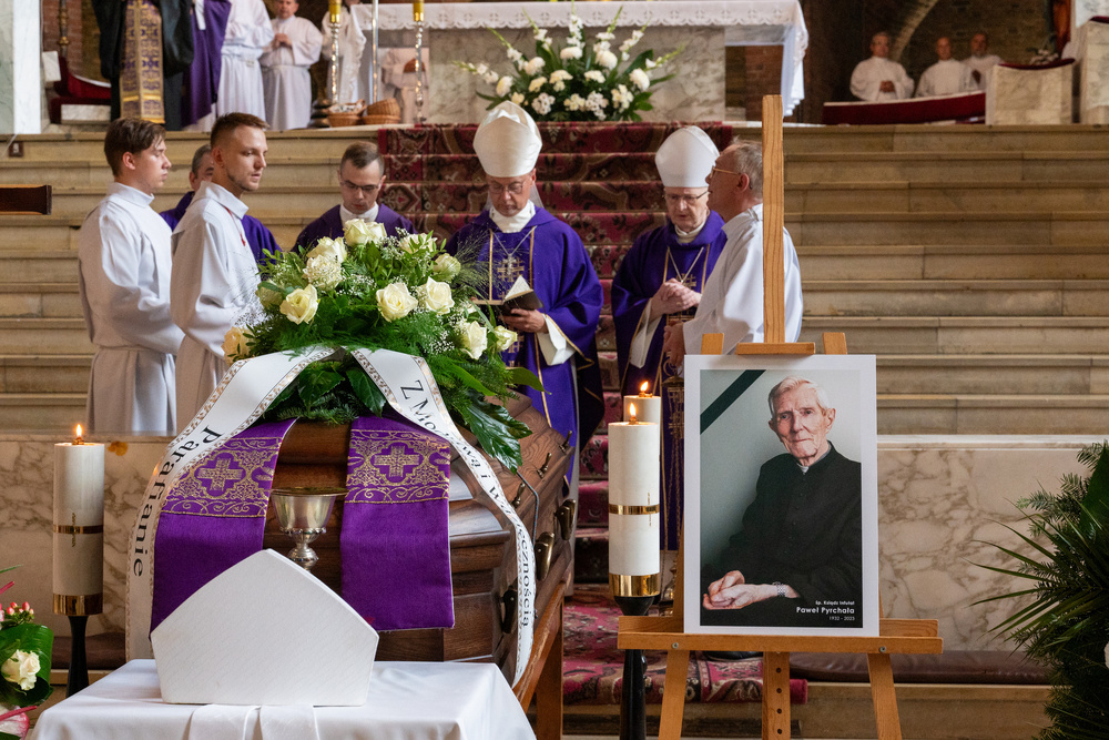 Uroczysty pogrzeb zmarłego księdza infułata Pawła Pyrchały - Zabrze, 26 sierpnia 2023 r. Fot.: IPN K. Łojko