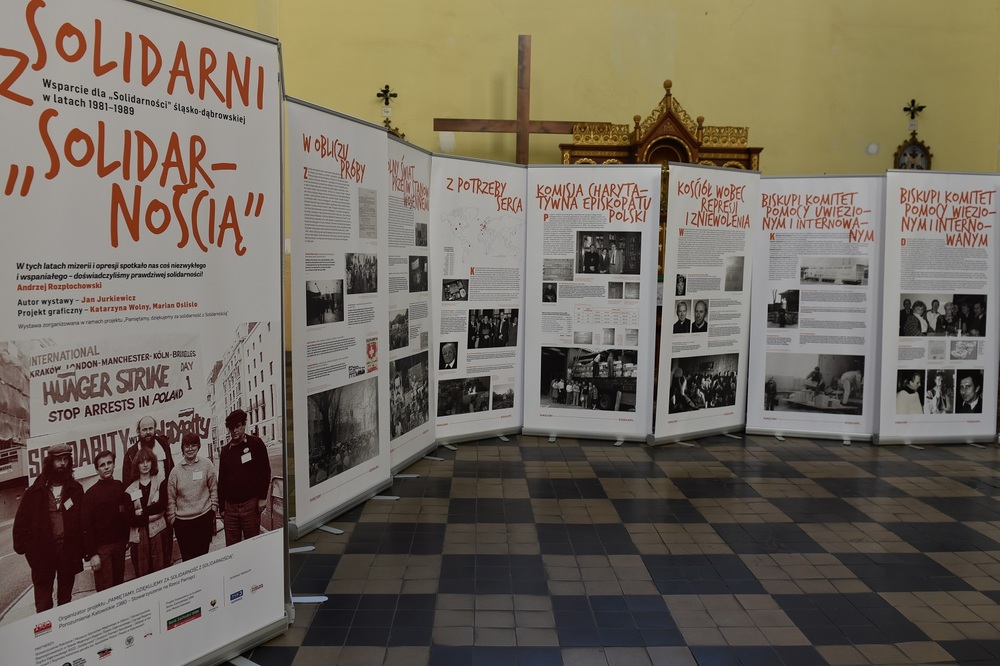 Odsłonięcie tablicy poświęconej Biskupiemu Komitetowi Pomocy przy parafii Niepokalanego Poczęcia NMP w Sosnowcu w latach 80. fot. Monika Kobylańska/IPN