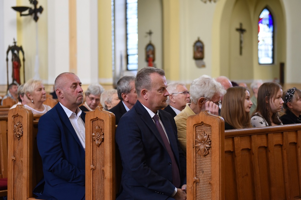 Odsłonięcie tablicy poświęconej Biskupiemu Komitetowi Pomocy przy parafii Niepokalanego Poczęcia NMP w Sosnowcu w latach 80. fot. Monika Kobylańska/IPN