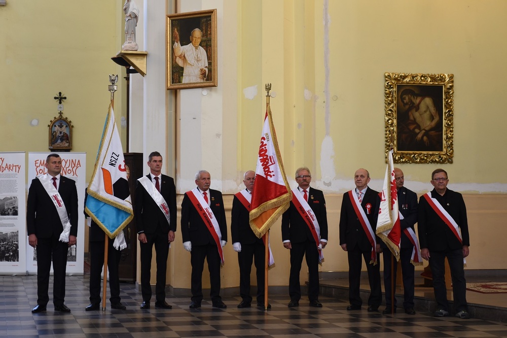 Odsłonięcie tablicy poświęconej Biskupiemu Komitetowi Pomocy przy parafii Niepokalanego Poczęcia NMP w Sosnowcu w latach 80. fot. Monika Kobylańska/IPN